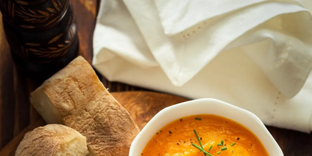 Σούπα με ψητές κόκκινες πιπεριές και πατάτα