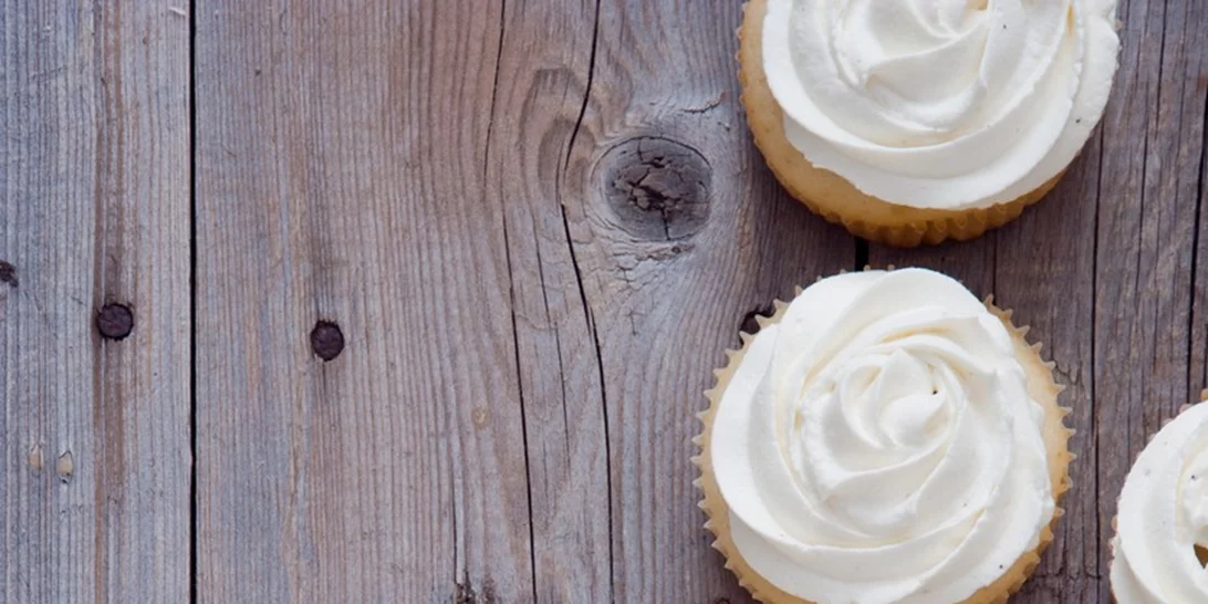 Συνταγή για εύκολα cupcakes βανίλια σοκολάτα - ιδανικά για την Ημέρα των Ερωτευμένων