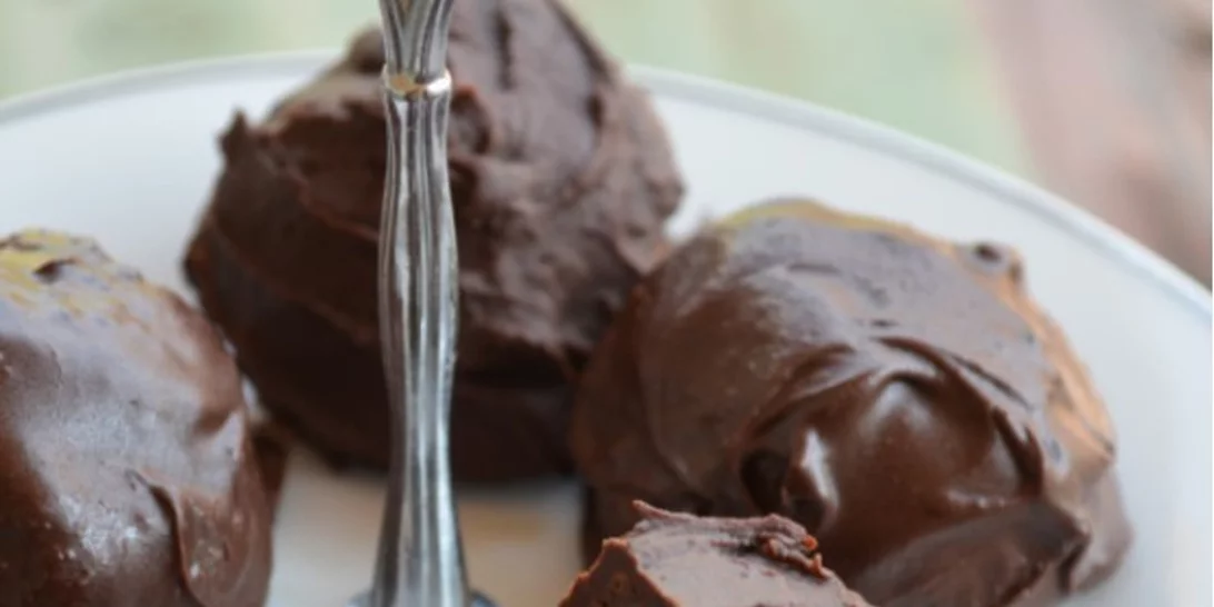 Πανεύκολες και super λαχταριστές τρούφες σοκολάτας με 3 μόνο υλικά