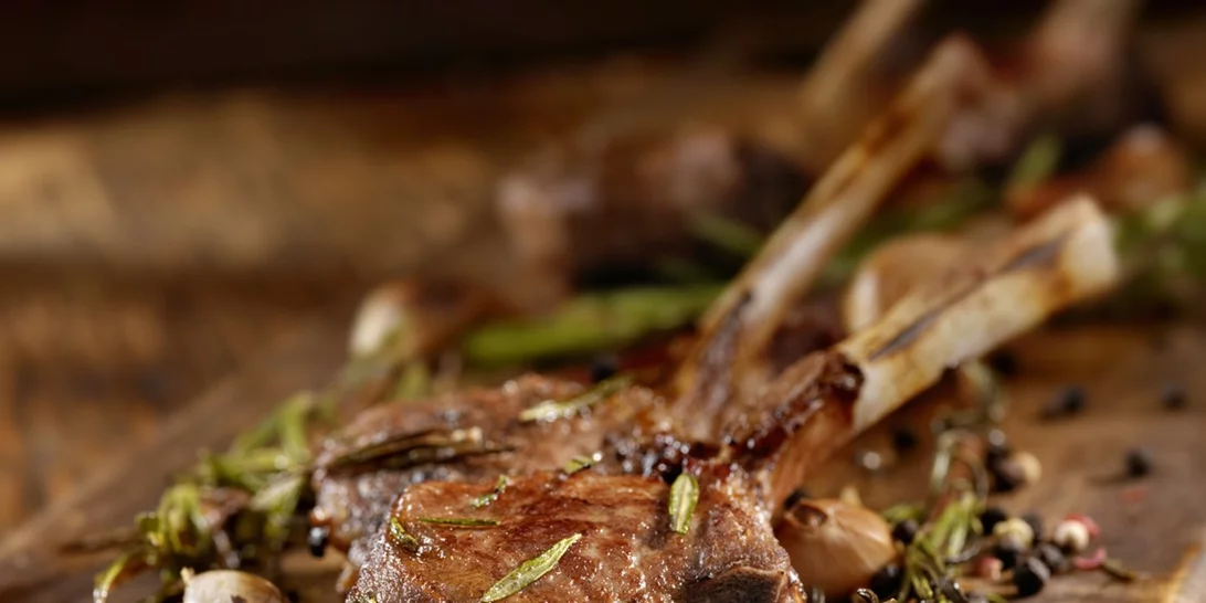 Συνταγές για το Πασχαλινό τραπέζι | Αρνί ψημένο στα κλήματα, ρολό με 3 είδη κιμά, κροκέτες με ψητό χοιρινό