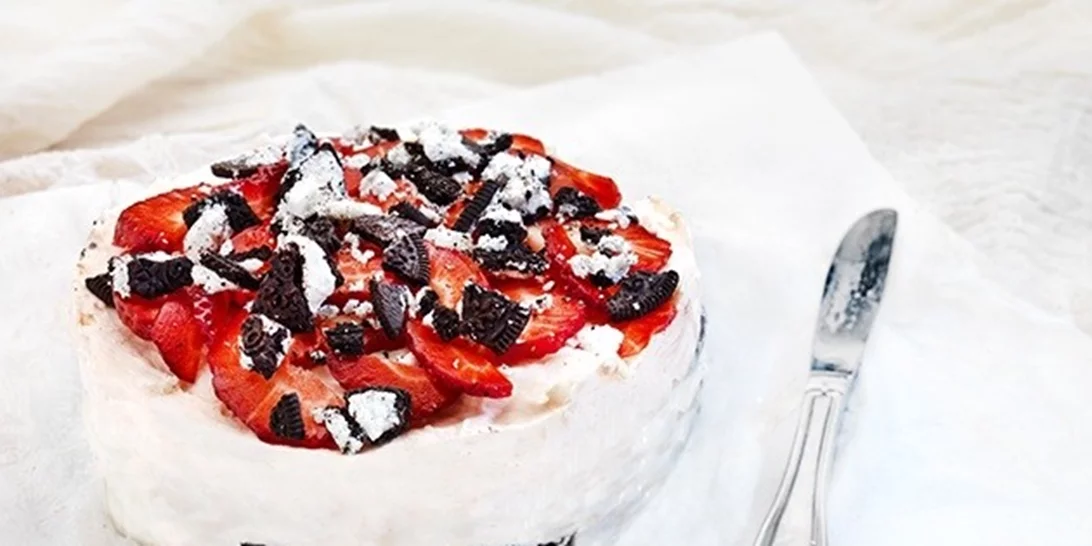 Γλυκό με μπισκότα και φράουλες από την Αργυρώ Μπαρμπαρίγου