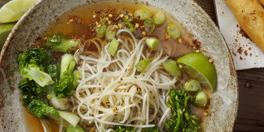 Συνταγή για noodles με πράσινα σπαράγγια και πιπεριές