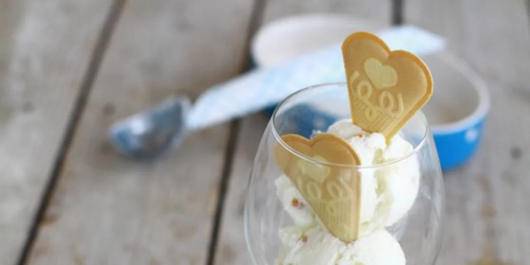 Εύκολη συνταγή για σπιτικό παγωτό με γεύση γιαούρτι και λίγες θερμίδες