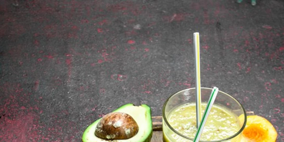 Detox σμούθι με αβοκάντο, ροδάκινο και λεμόνι για αδυνάτισμα και αποτοξίνωση