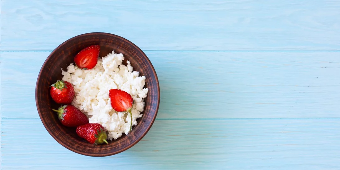 Ατομικό cheesecake σε 1' και άλλες 4 συνταγές για να απολαύσεις τις ζουμερές φράουλες