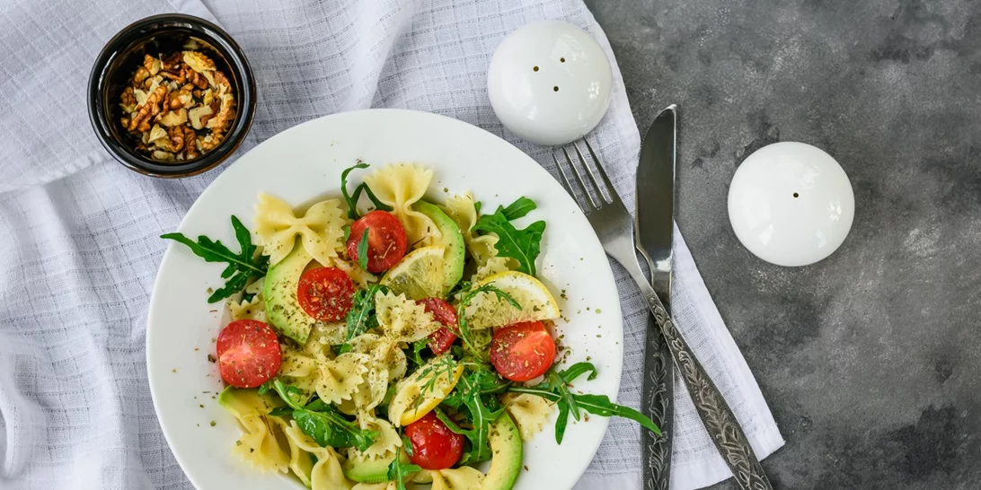 Τι να φάω σήμερα; Η ελαφριά σαλάτα με ζυμαρικά και σάλτσα γιαουρτιού είναι η πιο γρήγορη καλοκαιρινή συνταγή