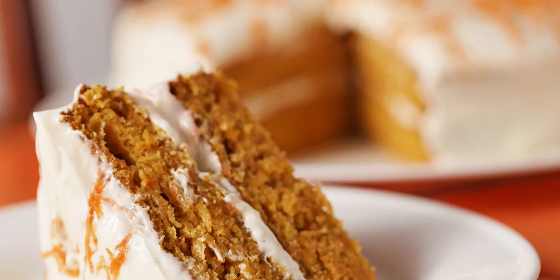 Συνταγή για αφράτο ελβετικό κέικ καρότου με γλάσο