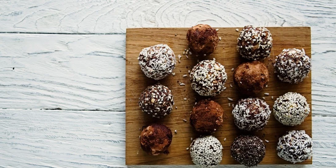 Θες υγιεινό γλυκό με ταχίνι; Συνταγή για τρουφάκια με ταχίνι και σοκολάτα