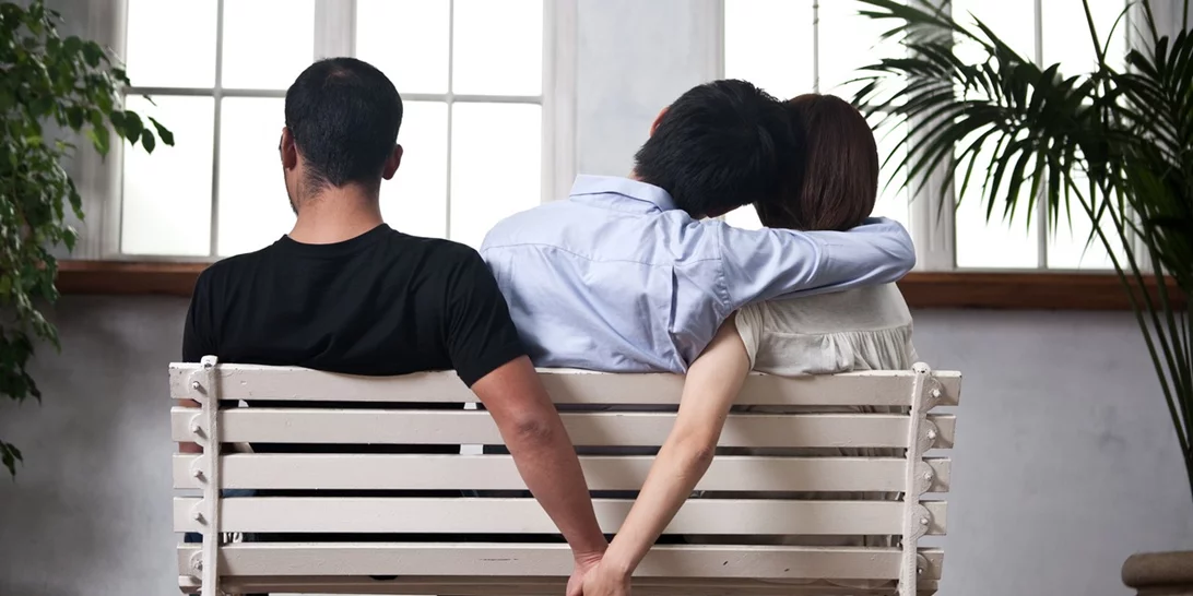 Ανάλυσέ Το | Τα μικρά ψεματάκια για την απιστία που γίνονται μεγάλα μυστικά