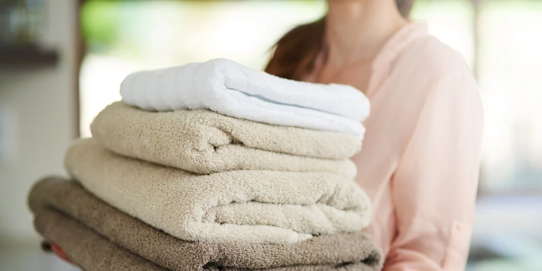 Замена полотенцев. Жесткое полотенце. Полотенца чисто дома. Грубая махровая ткань сложена стопкой. Какие полотенца самые лучшие.