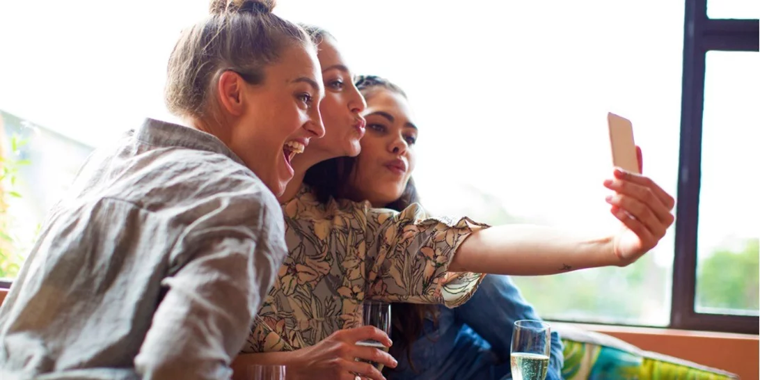 Πώς να γράψεις την τέλεια λεζάντα στο Ιnstagram, σύμφωνα με έναν ειδικό