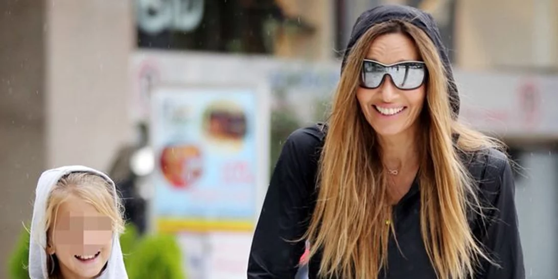 Ελένη Πετρουλάκη: Βόλτα με την κόρη της στη Γλυφάδα