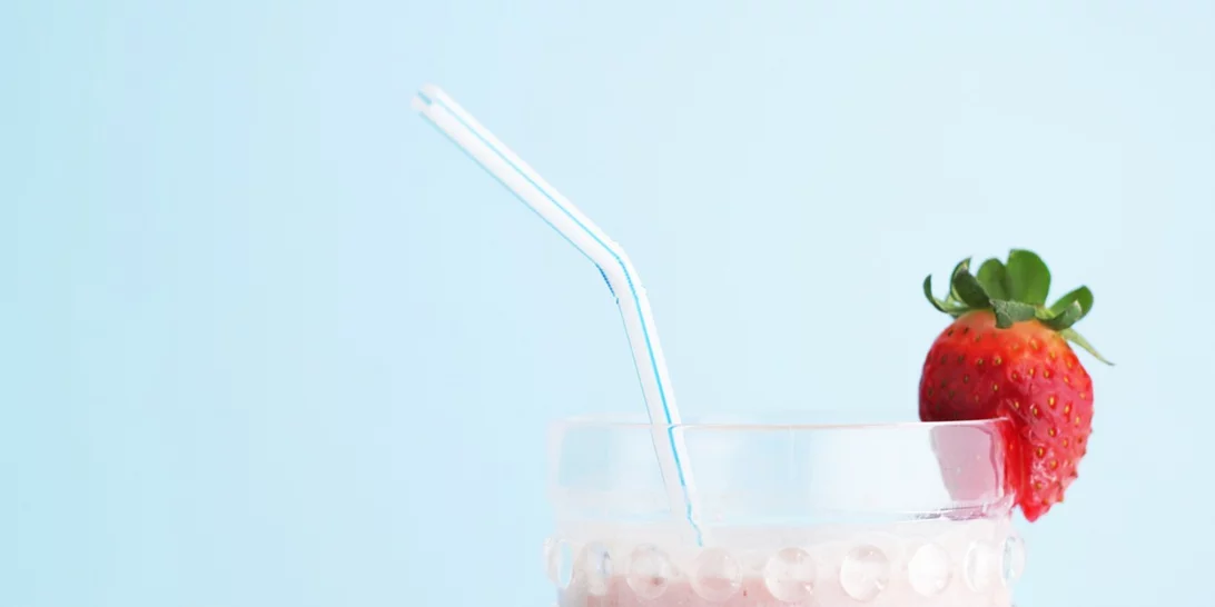 Το πρωινό σμούθι για λαμπερό δέρμα με φράουλες και γάλα καρύδας