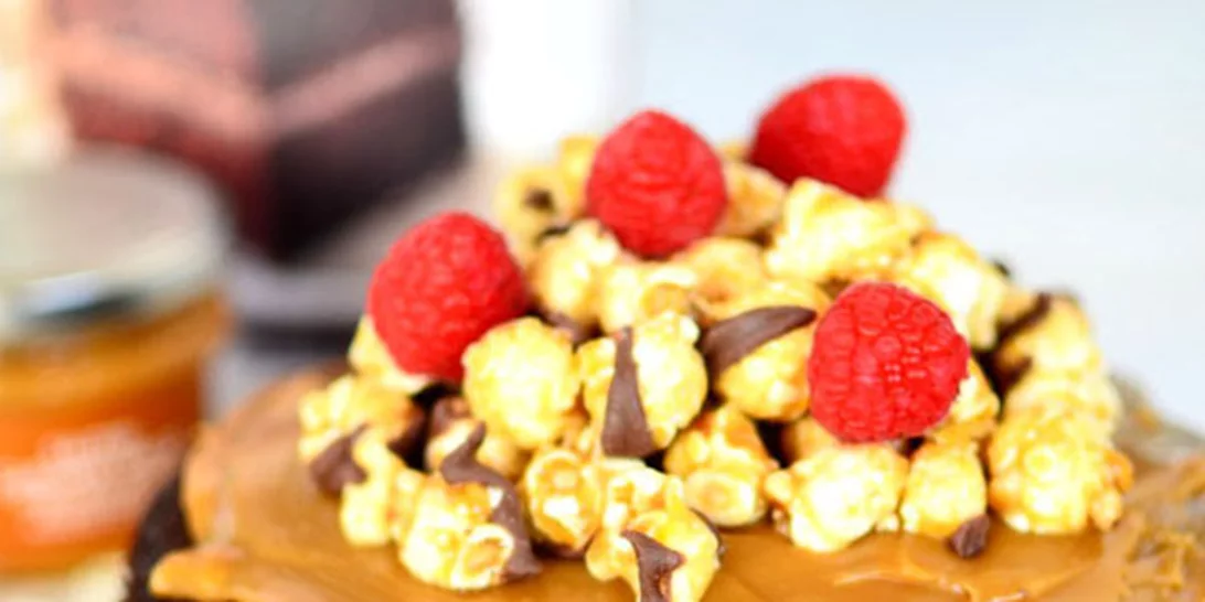 Τούρτα σοκολάτας με αλμυρή καραμέλα και καραμελωμένα ποπ κορν