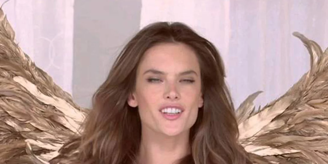 Οι άγγελοι της Victoria's Secret τραγουδούν τα κάλαντα (βίντεο)