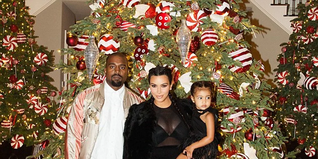 H Kim Kardashian μοιράζεται την πρώτη φωτογραφία του γιου τους, Saint