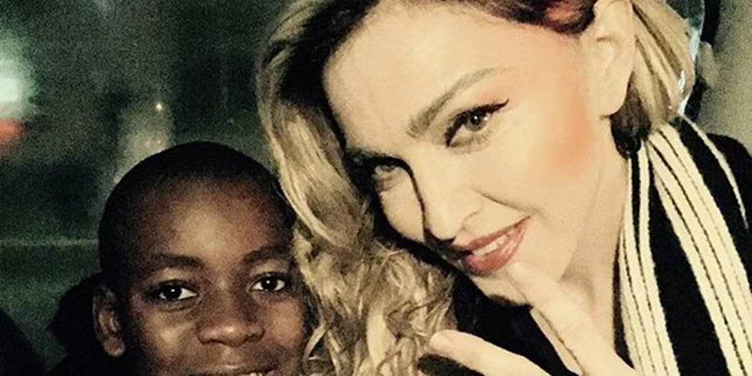 Madonna: Τραγούδησε σε πλατεία για τα θύματα της επίθεσης στο Παρίσι (Βίντεο)