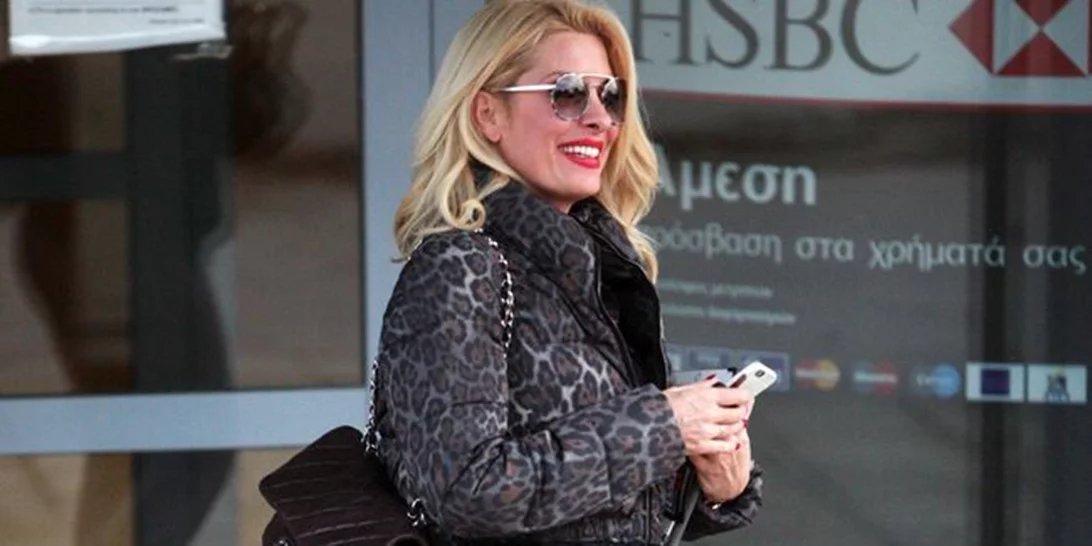 Ελένη Μενεγάκη: Πού την εντόπισε ο φωτογραφικός φακός;