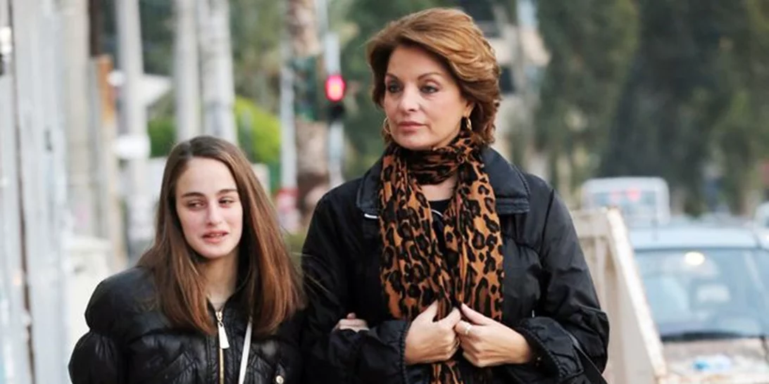 Άντζελα Γκερέκου: Βόλτα με την κόρη της στη Γλυφάδα