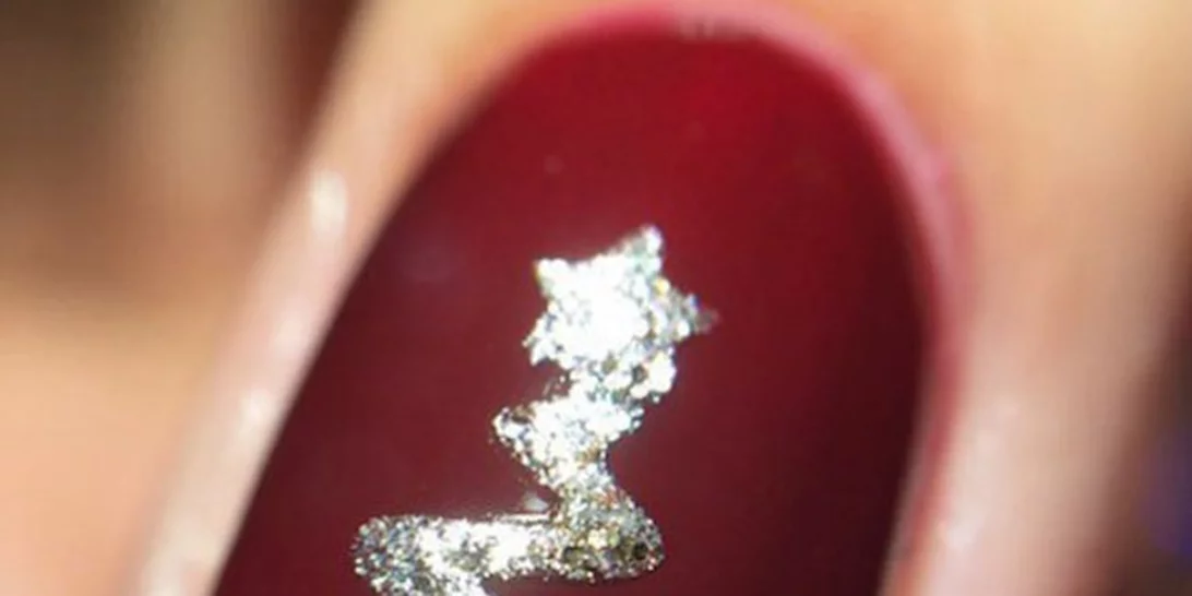 #maniMonday: Τα καλύτερα χριστουγεννιάτικα σχέδια για νύχια και πώς να τα πετύχεις σε 1 λεπτό (videos)