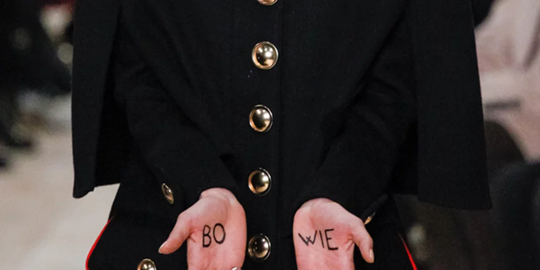 Ο οίκος Burberry τιμά τον David Bowie στην πασαρέλα