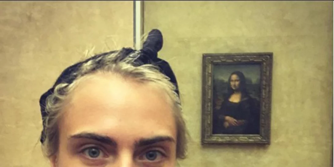 Η Cara Delevingne “φλερτάρει” με τη Mona Lisa