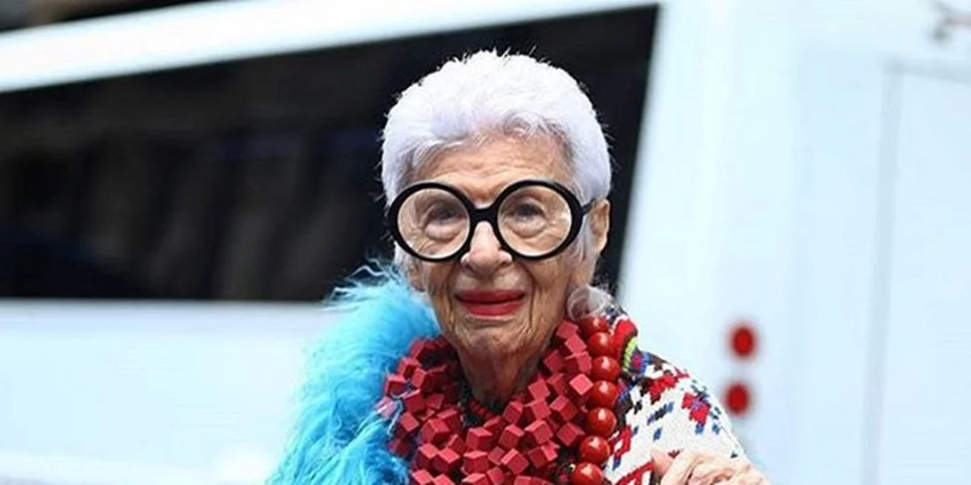 Iris Apfel: Λανσάρει τη δική της σειρά πρωτοποριακών βραχιολιών