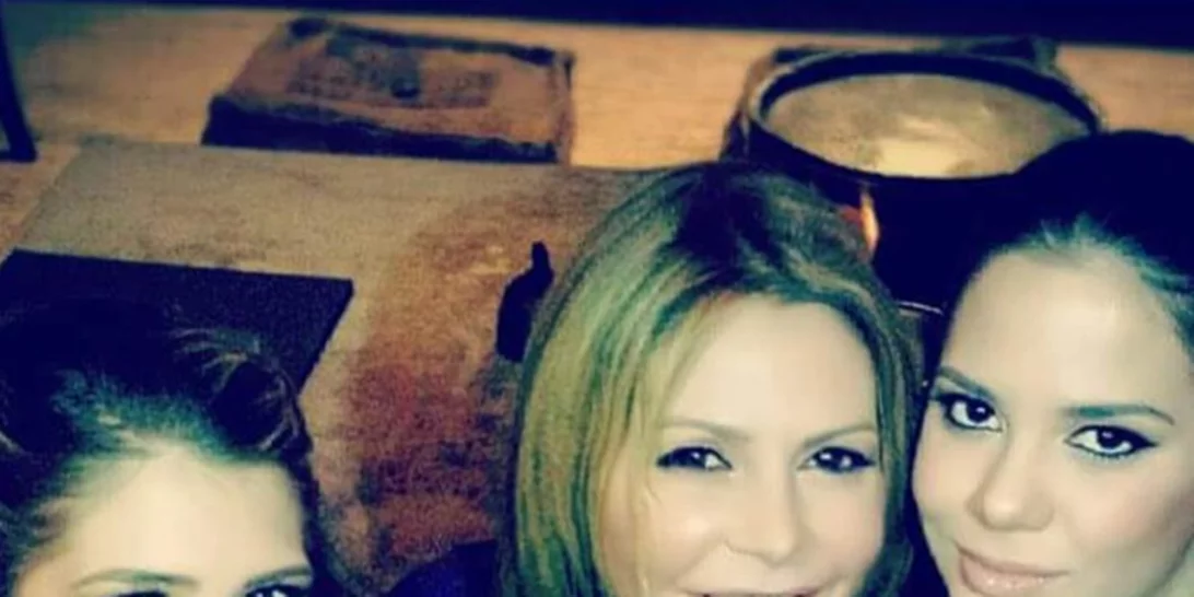 Η Τζένη Μπαλατσινού ποζάρει χαρούμενη με τις κόρες της