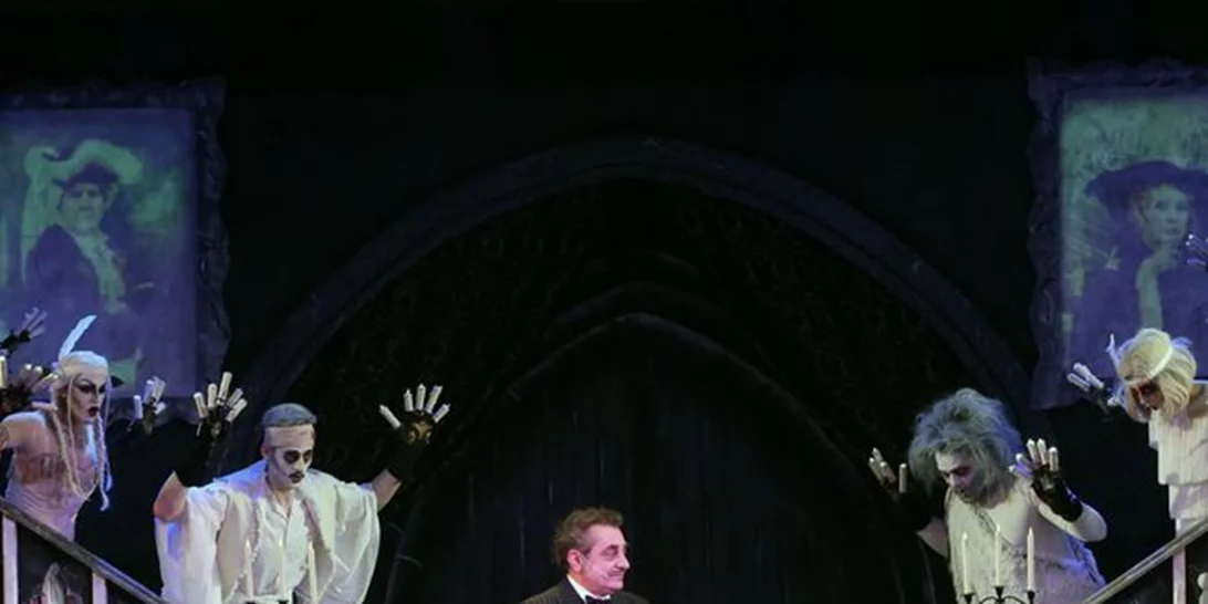 Οικογένεια Addams: Μουζουράκης και Boys and Noise στην πρεμιέρα