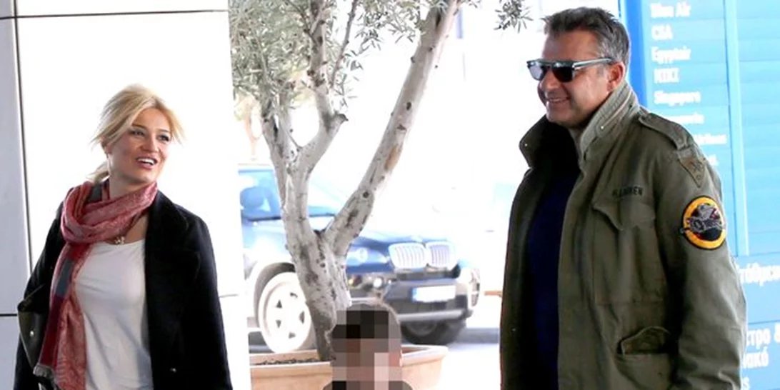 Φαίη Σκορδά - Γιώργος Λιάγκας: Στο αεροδρόμιο με τον γιο τους