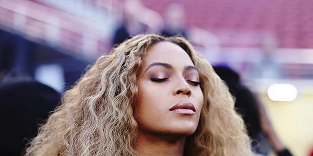 To beauty look της Beyonce άξιζε σίγουρα τη νίκη στο Super Bowl 50
