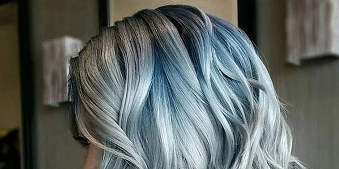 Denim hair: Το χρώμα μαλλιών που συμβαδίζει με τα ρούχα σου