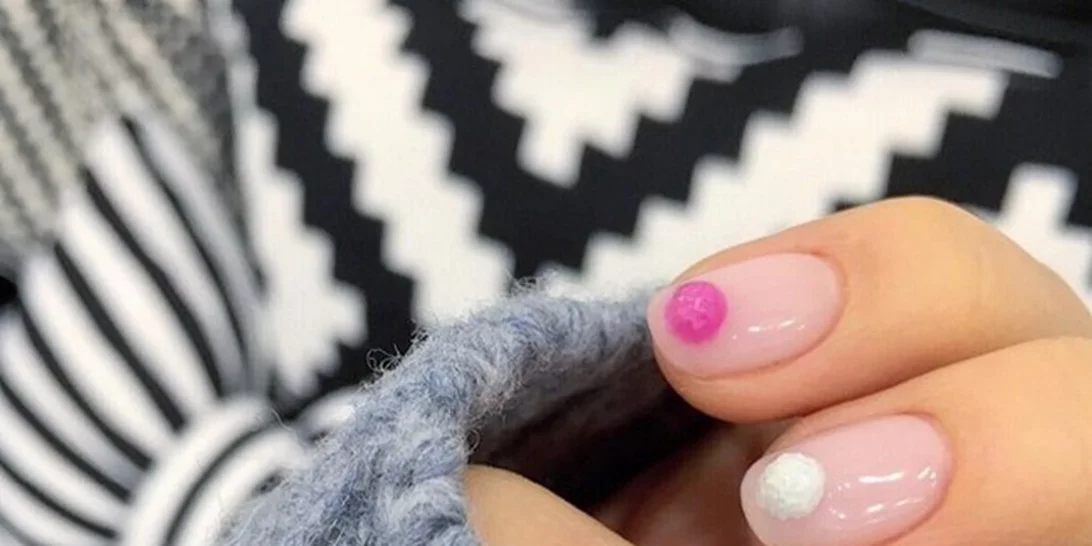#maniMonday: Το Pom-Pom nail art δίνει girlie αέρα στο manicure σου!