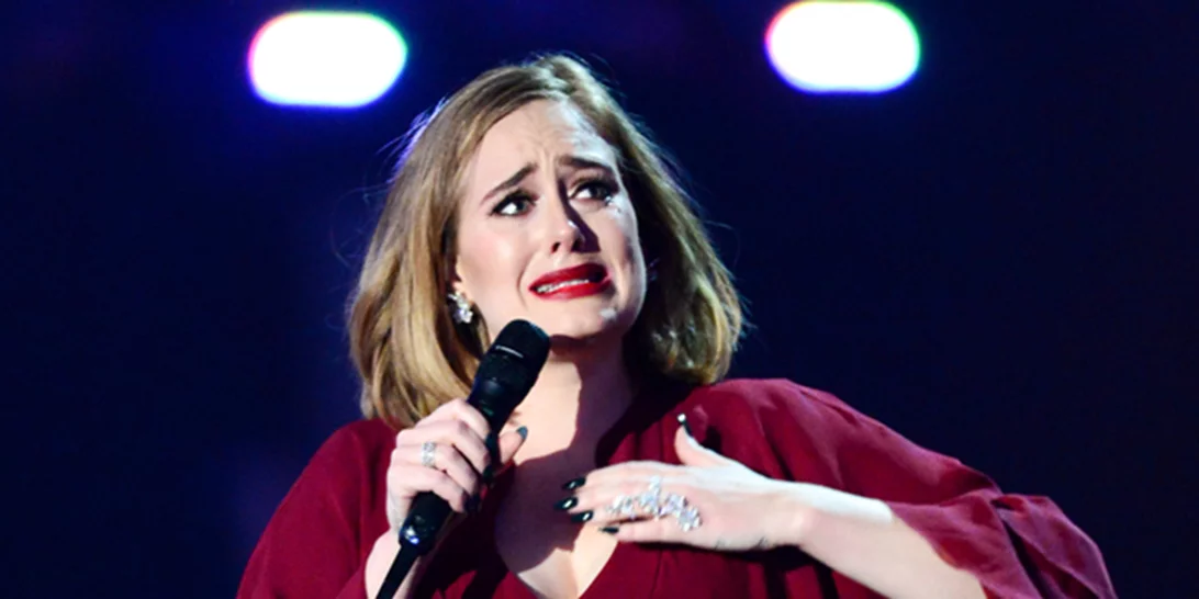 Adele: Με δάκρυα και βρισιές στη σκηνή των Brit Awards