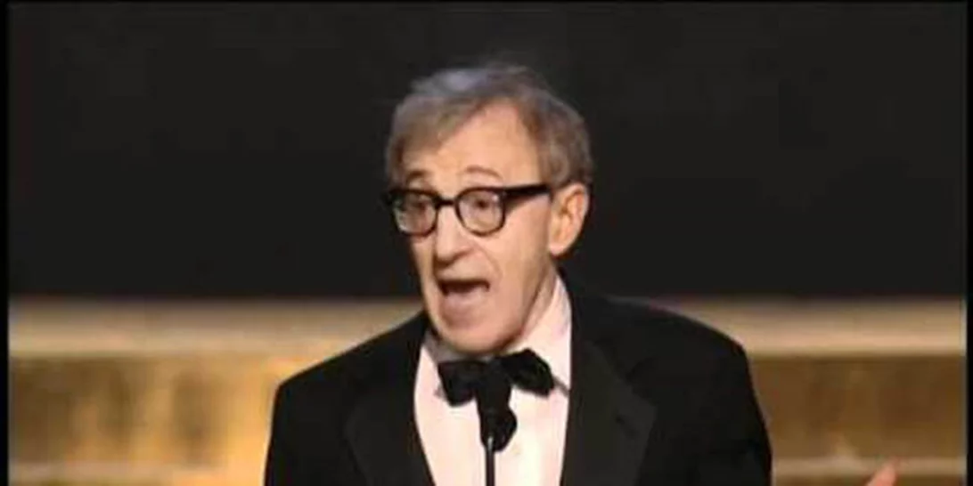 Ποιο είναι το μοντέλο που ισχυρίζεται ότι έχει σχέση με τον Woody Allen;