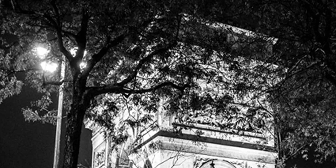 Φωτογράφιζε ζευγάρια στις δημόσιες τρυφερές στιγμές τους και να η γλυκιά συλλογή του