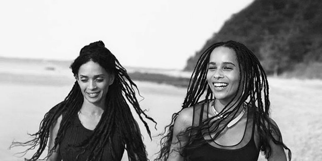 Zoë Kravitz: Το it girl ποζάρει με τη μητέρα της για τη νέα καμπάνια Calvin Klein