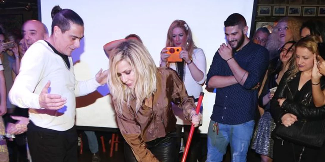 Άννα Βίσση: Με τη σφουγγαρίστρα στο χέρι παρουσίασε το νέο της video clip