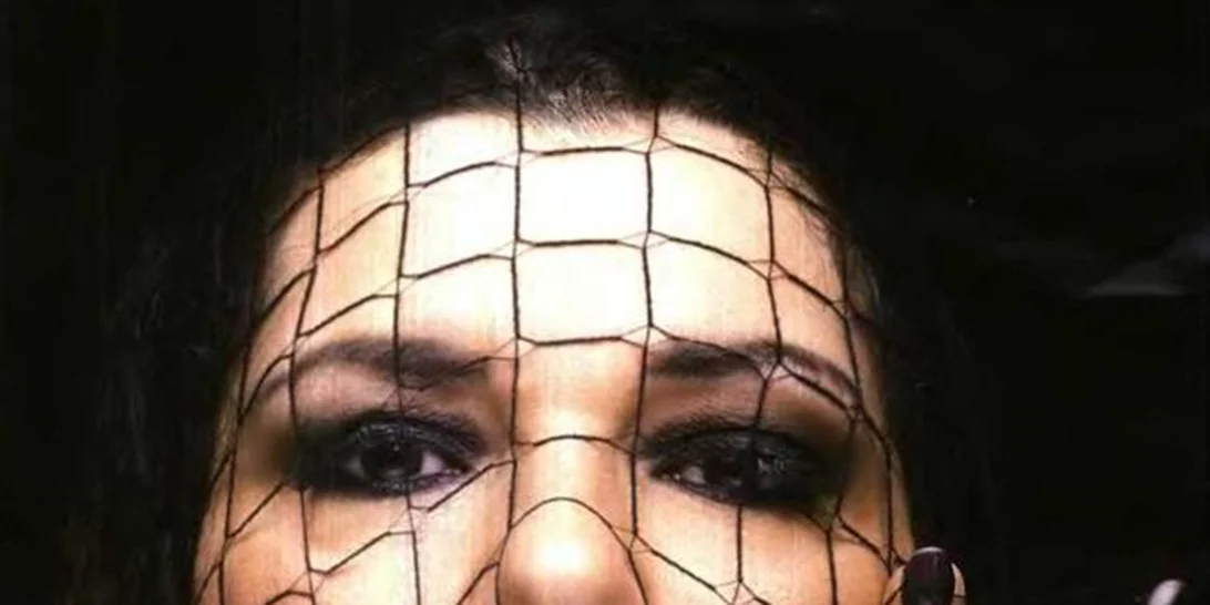 Κατερίνα Ζαρίφη: Μεταμορφώνεται σε Mistress και φωτογραφίζεται με χειροπέδες