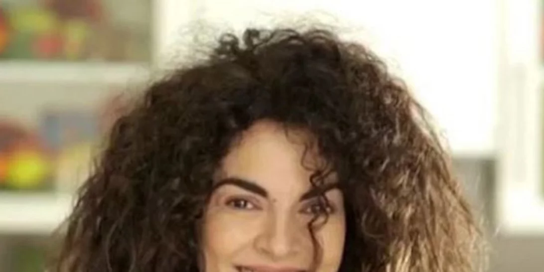 Η Μαρία Σολωμού κόβει τα μαλλιά της on camera! (βίντεο)