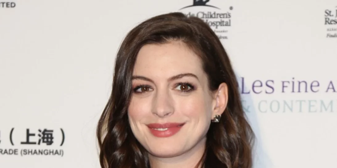 Μάλλον φταίνε οι ορμόνες! Η εγκυμονούσα Anna Hathaway έγινε ξανθιά