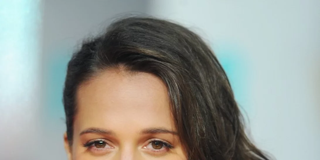 Alicia Vikander | Με ιδιαίτερο πανωφόρι και statement τσάντα Louis Vuitton στο show του οίκου