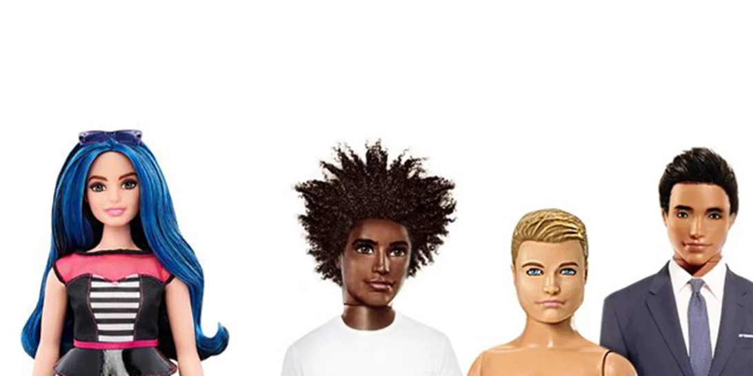 Barbie με καμπύλες, Ken χωρίς μαλλιά και Lego σε αναπηρικό καροτσάκι