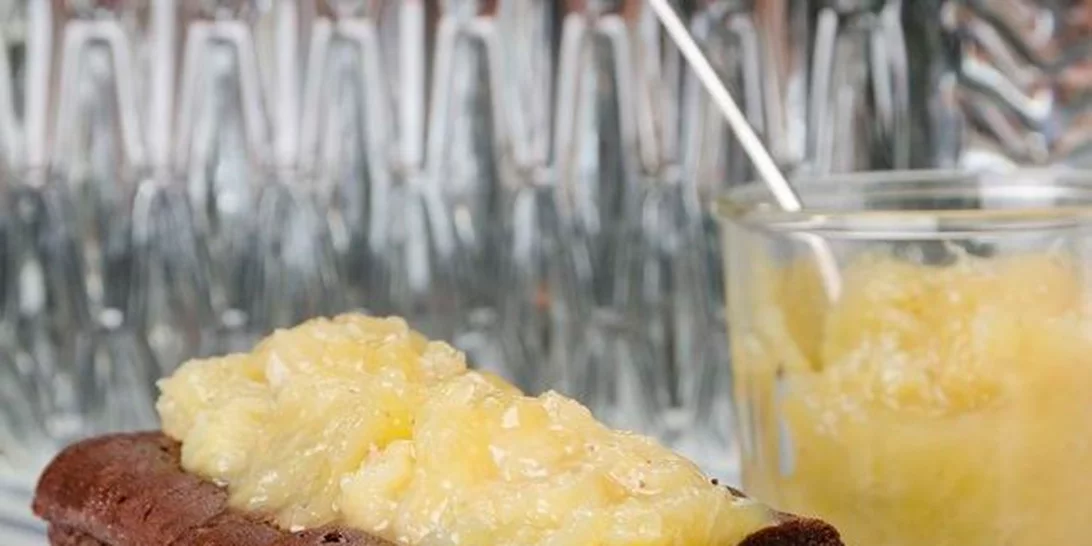 Κέικ με μαρμελάδα μπανάνα με υγρή υφή και σοκολατένια γεύση