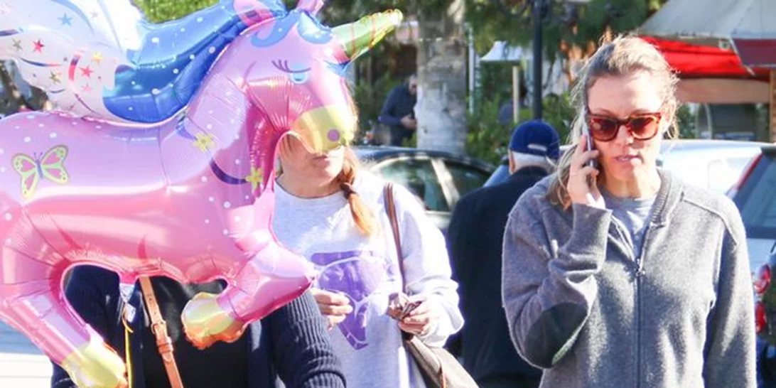 Βίκυ Καγιά: Βόλτα με την κόρη και τη μαμά της!