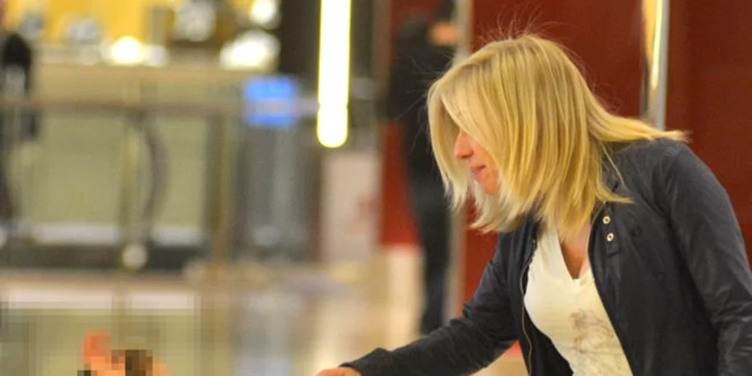 Κατερίνα Καραβάτου: Βόλτα στα μαγαζιά με τη μητέρα και την κόρη της