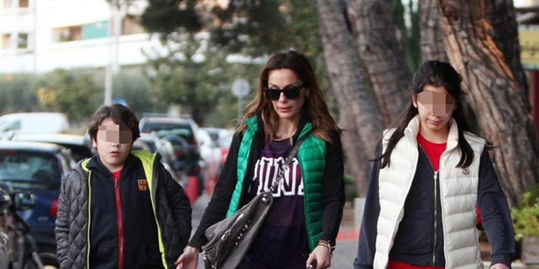 Δέσποινα Βανδή: Βόλτα με τα παιδιά της στη Γλυφάδα