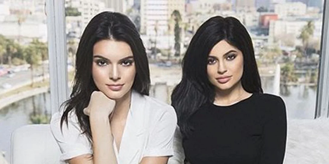 Kendall & Kylie Jenner: Με περούκες και φτερά σε αρχαιοελληνικό πνεύμα!