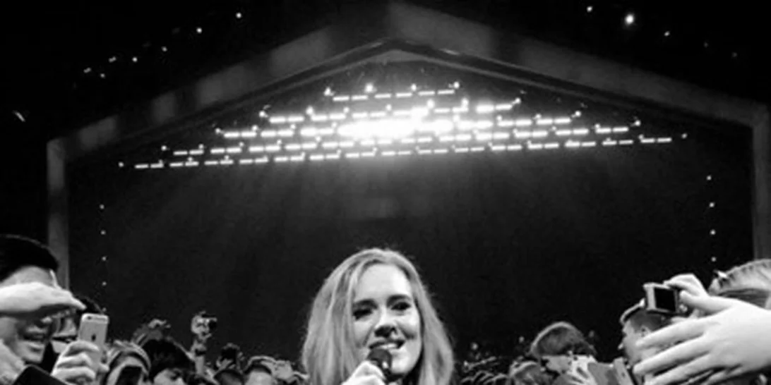 Adele: Ζευγάρι αρραβωνιάστηκε κατά τη διάρκεια συναυλίας της και η αντίδρασή της ήταν μοναδική!