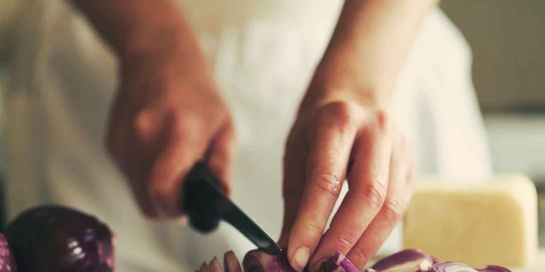 Πώς να καθαρίσεις ένα κρεμμύδι χωρίς να κλάψεις